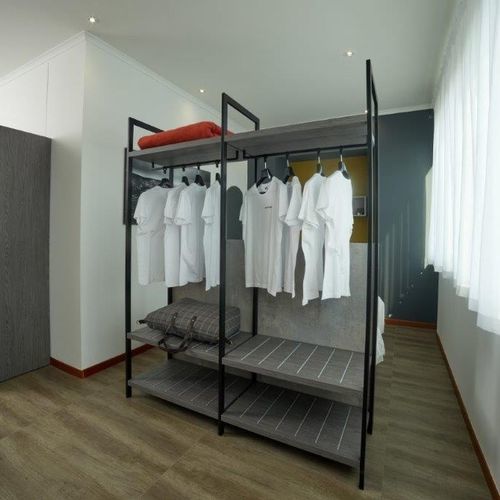 Bodenstehender stummer Diener - MOBILSPAZIO S.r.l - Metall / modern