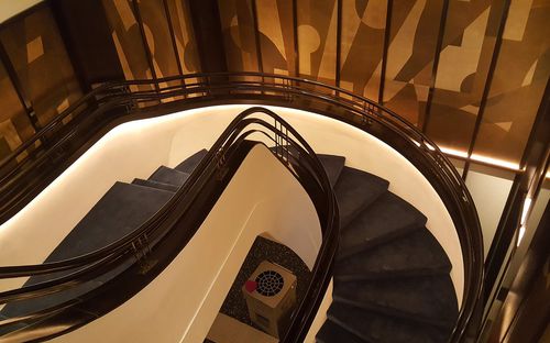 Spindeltreppe - ELEGANCE - Siller Stairs - mit Stufen aus Eiche / mit Betonstruktur / für Restaurants