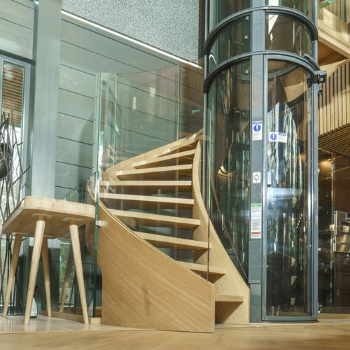 Spindeltreppe - HELICAL WOOD STAIR WITH GLASS BALUSTRADE - Siller Stairs - Holzstufen / mit Holzstruktur / modern