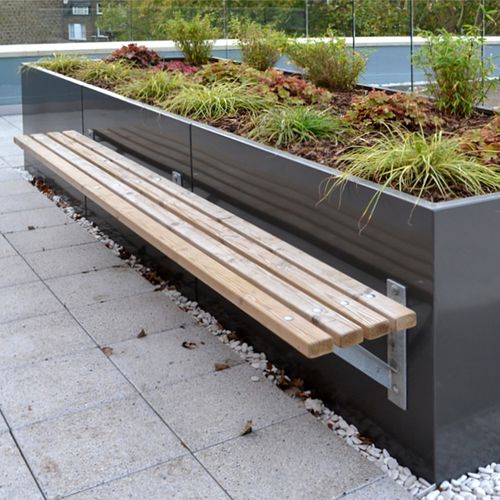 Moderne Bank für den öffentlichen Raum - BEXLEY  - Street Design - Holz / Metall / mit integrierten Pflanzkübeln