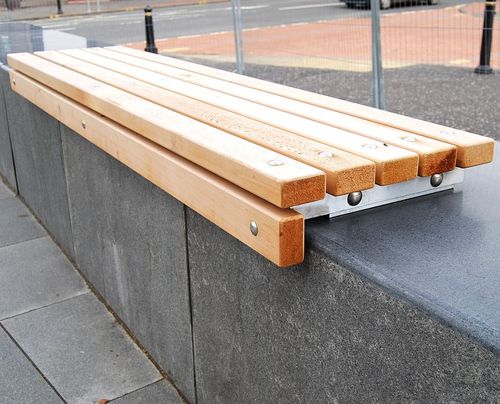 Moderne Bank für den öffentlichen Raum - BATHGATE - Street Design - Metall / wandmontiert