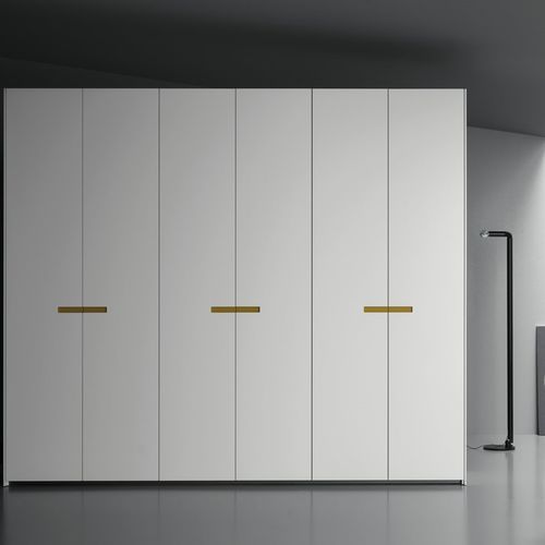 Moderner Kleiderschrank - TWIN - md house - lackiertes Holz / Esche / mit Schwingtür