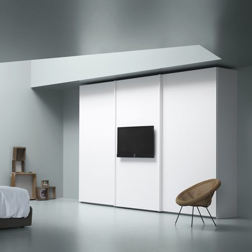 Moderner Kleiderschrank - TV OUT - md house - lackiertes Holz / Esche / mit Schiebetür