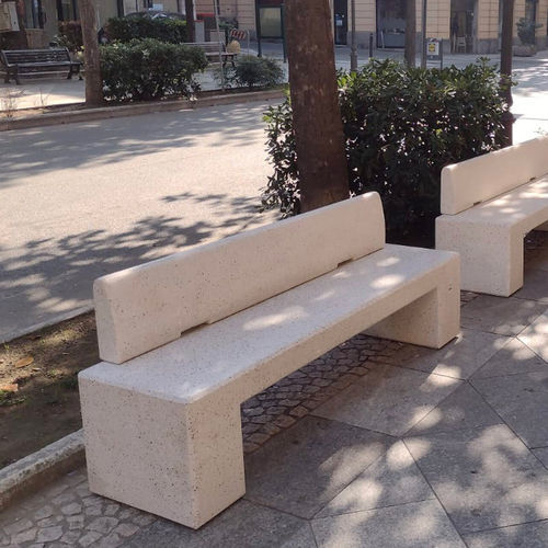 Moderne Bank für den öffentlichen Raum - ALTHEA - Calzolari - Beton / Kunststein / mit Rückenlehne