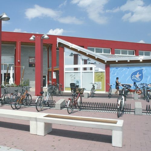 Moderne Bank für den öffentlichen Raum - HYDRA - Calzolari - Holz / Kunststein / mit Rückenlehne