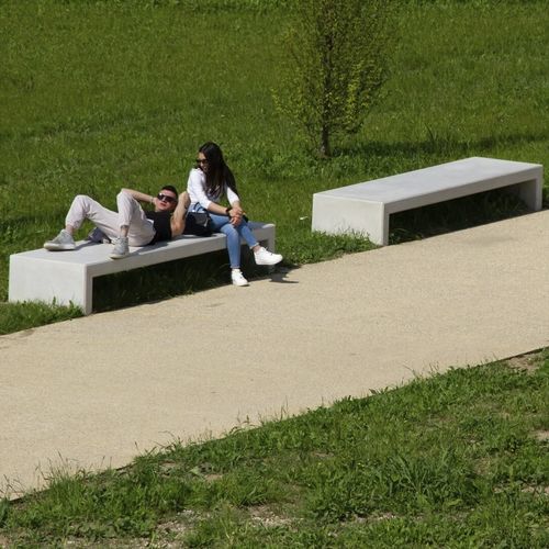 Moderne Bank für den öffentlichen Raum - ANDROMEDA LARGE - Calzolari - Beton / Kiefer / Tropenholz
