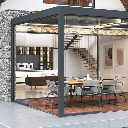 Angebaute Pergola - OSKURA 2.0 - XL - Sunroom S.p.A. - extrudiertes Aluminium / mit orientierbaren Lamellen / mit Sonnenschutzlamellen
