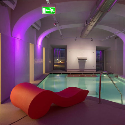 Moderne Sonnenliege - ROCOCO - SLIDE - Polyethylen / Contract / rot