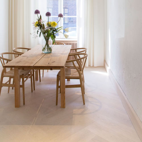 Massivparkett - Dinesen - Esche / Herringbone / Schiffsbrücke