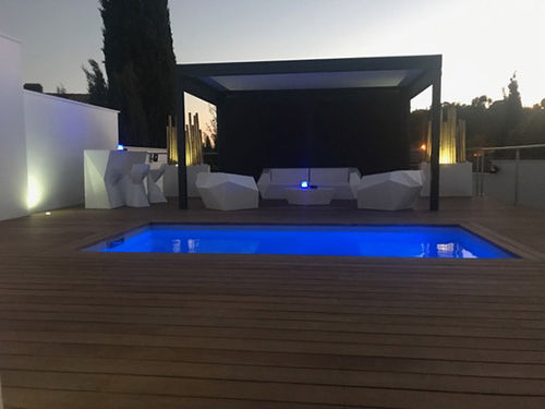 Maßgefertigtes Schwimmbecken - PETITE PISCINE DE NUIT VAR 83 - PISCINES CARRE BLEU - für Außenbereich / erdverlegt / Holz