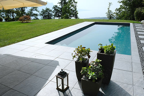 Schwimmbecken für Außenbereich - PISCINE PAYSAGEE SUISSE - PISCINES CARRE BLEU - erdverlegt / Mineralstein