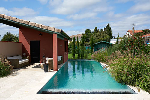 Schwimmbahn-Schwimmbecken - PISCINE PAYSAGEE AVEC POOL-HOUSE TOULOUSE - PISCINES CARRE BLEU - maßgefertigt / für Außenbereich / erdverlegt