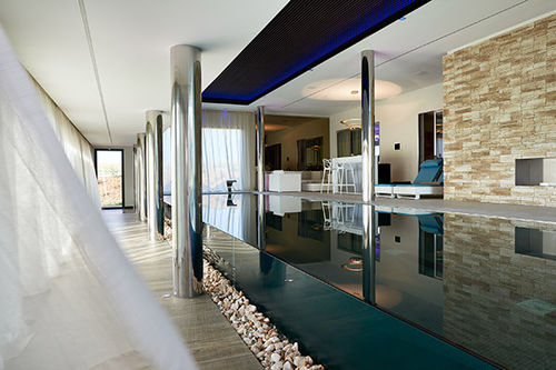Überlaufschwimmbecken - COULOIR DE NAGE INTERIEUR A PAROIS DE VERRE PORTELLI - PISCINES CARRE BLEU - Schwimmbahn / maßgefertigt / für den Innenraum