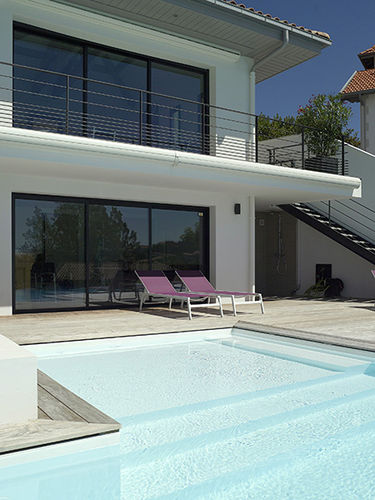 Überlaufschwimmbecken - ESCALIER PLAGE - PISCINES CARRE BLEU - für Außenbereich / erdverlegt / Beton