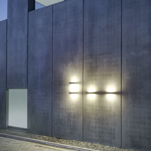 Moderne Wandleuchte - LUMEN - IP44 Schmalhorst - für den Innenraum / gebürsteter Edelstahl / Opalglas