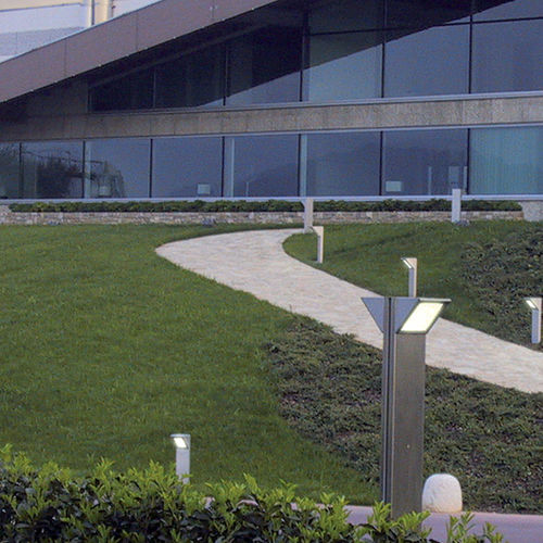 Leuchtpoller für Garten - TRIANGOLO - Goccia Illuminazione - für öffentliche Bereiche / modern / Aluminiumguss