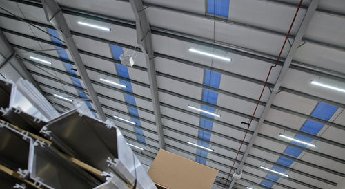 Hängeleuchte - SOLOW - Thorlux Lighting / F.W. Thorpe PLC - LED / linear / extrudiertes Aluminium