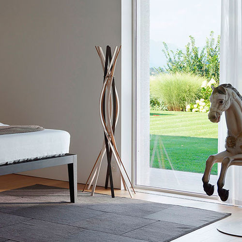 Bodenstehender Garderobenständer - TWIST - CASAMANIA HORM - modern / Buche / mehrfarbig