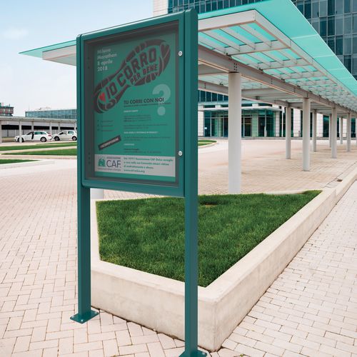 Werbeträger mit hohen Beinen - SIRYA - CITY DESIGN - wandmontiert / für Außenbereich / Werbe