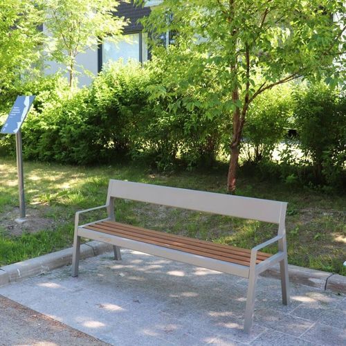 Moderne Bank für den öffentlichen Raum - CASTEO SENIOR WPC - CITY DESIGN - WPC / galvanisiertem Stahl / mit Rückenlehne