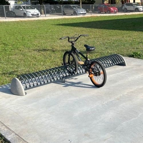 Bodenstehender Fahrradständer - RICCIO - CITY DESIGN - gesichert / originelles Design / horizontal