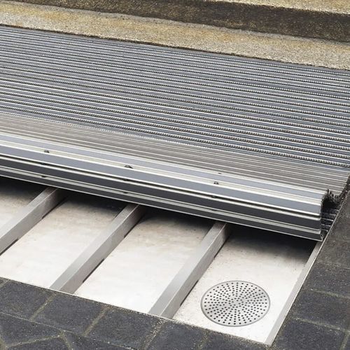 Eingangsmatte für öffentliche Einrichtungen - 5022 CN+ - emco Bautechnik GmbH - für Gebäude / Polypropylen / Edelstahl