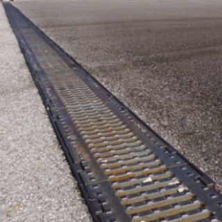 Gitter-Abflussrinne - K SERIES - GRIDIRON S.P.A. - Unipersonale - Beton / Verkehr / für Parkplätze