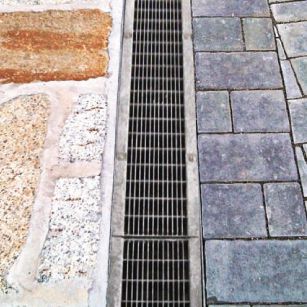 Gitter-Abflussrinne - VIBRO-BASE 100 - GRIDIRON S.P.A. - Unipersonale - aus schwinggepresstem Beton / für öffentliche Bereiche