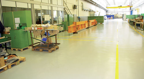 Epoxidharz-Bodenbelag - BASIC SLT - IPM ITALIA - für Dienstleistungsbereich / Hochglanz / Betonoptik