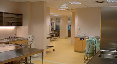 Epoxidbodenbelag - BASIC PHARMATEC ESD - IPM ITALIA - für Krankenhaus / Hochglanz / Betonoptik