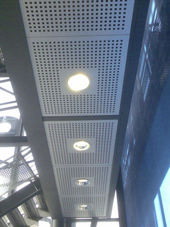 Aluminium-Zwischendecke - GRAEPEL ITALIANA - aus Fliesen / vergittert