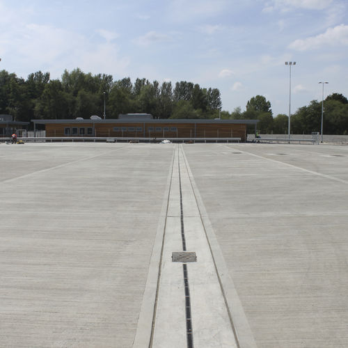 Abflussrinne / zentrale Schlitz - RECYFIX HICAP F - HAURATON - Verbundwerkstoff / Polypropylen / Eisengitter