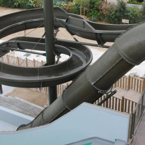 Drehende Rutsche - BLACK CANNON - TECNOPISCINE INTERNATIONAL - für Aquapark / rohrförmig / Polyethylen