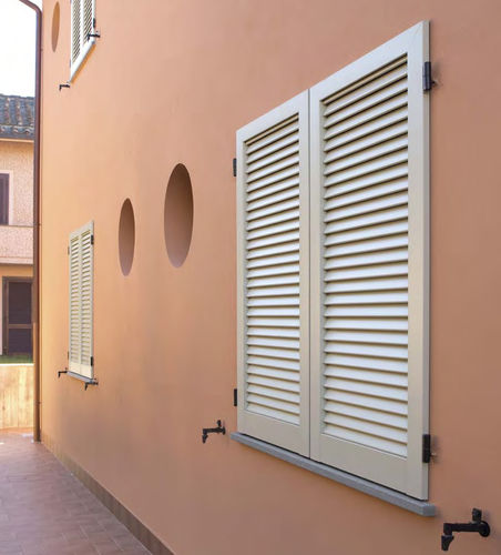 Einflügeliger Fensterladen - VIAREGGINA  - CIPRIANI SERRAMENTI - Lamellen / Aluminium / Holzoptik