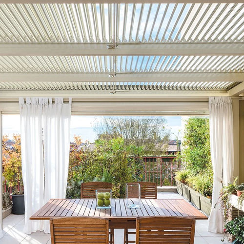 Angebaute Pergola - ONDULA - MV LINE - Aluminium / mit orientierbaren Lamellen / mit Sonnenschutzlamellen