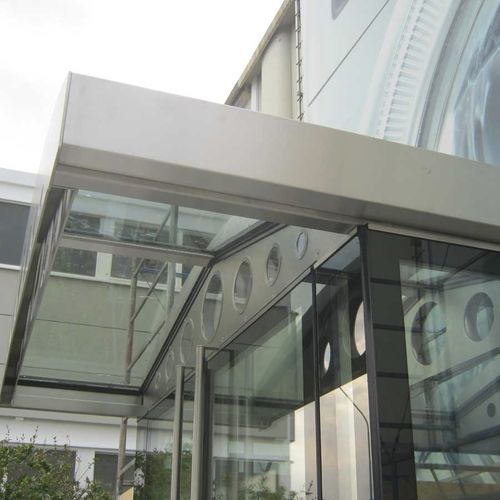 Vordach für Eingang - GLASSMURA - MURA - Aluminium / Glas / flach