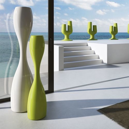 Moderne Vase - MOAI - PLUSt COLLECTION - Polyethylen / von Luca Nichetto / für Gewerbegebrauch