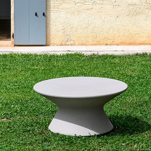 Moderner Couchtisch - fade - PLUSt COLLECTION - Polyethylen / Gestell aus Polyethylen / rund