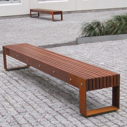 Moderne Bank für den öffentlichen Raum - IDEAS L - METALCO - Laubholz / Lärche / pulverbeschichteter Stahl
