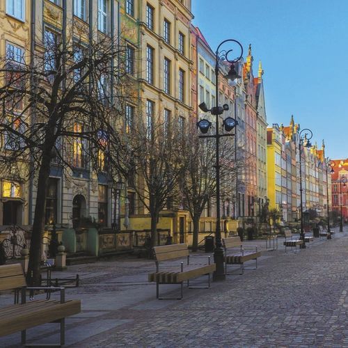 Moderne Bank für den öffentlichen Raum - MELANGE - METALCO - Laubholz / pulverbeschichteter Stahl / mit Rückenlehne