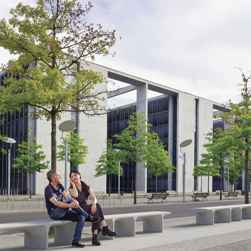Moderne Tischgarnitur - GRAND ARC - METALCO - Kunststein / aus lackiertem Stahl / für Außenbereich