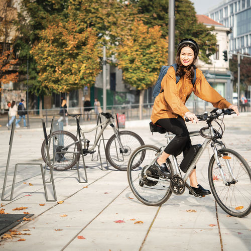 Bodenstehender Fahrradständer - WIP - METALCO - vertikal / für Außenbereich / aus lackiertem Stahl