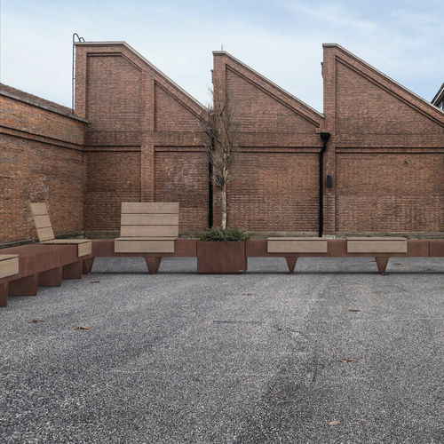 Moderne Bank für den öffentlichen Raum - NORSE - METALCO - WPC / COR-TEN®-Stahl / mit Rückenlehne