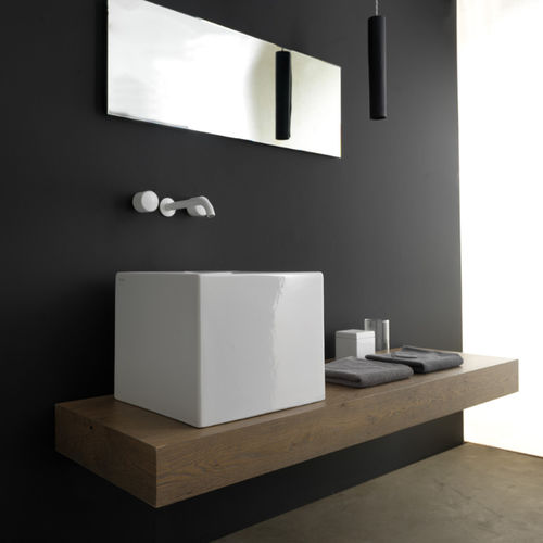 Wandhängendes Waschbecken - LAOZ42 - GSG Ceramic Design - Keramik / mit integrierter Waschtischplatte / Hochglanz