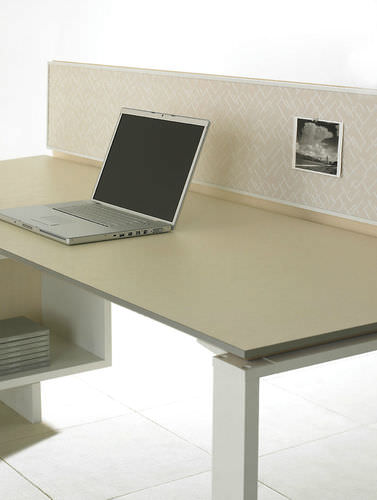 Tisch-Bürotrennwand - DISTRICT - Teknion - Glas / Holz / Schutz