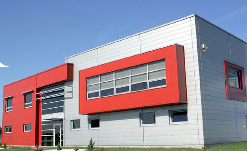 Paneel-Fassadenverkleidung - LINEAR - Pflaum & Sohne Bausysteme - Metall / gerillt