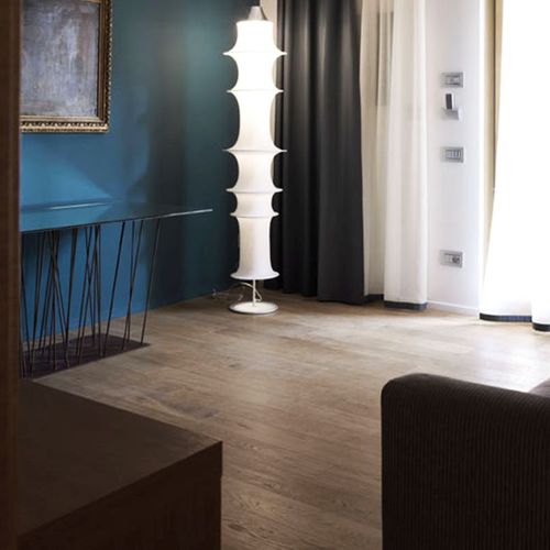 Moderne Leuchtsäule - FALKLAND - Danese - Metall / Stoff / LED