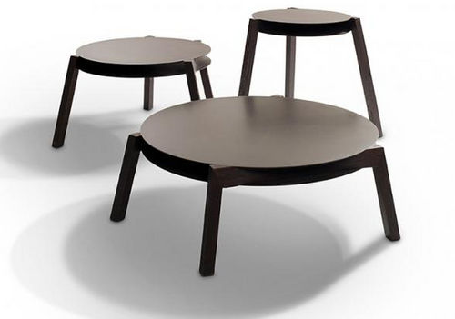 Moderner Couchtisch - BARBASSO - Indera nv - lackiertes Metall / Gestell aus Holz / rund