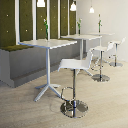 Moderner Stehtisch - FUNK - Lammhults Möbel AB - melaminbeschichtet / Gestell aus Aluminium / Gestell aus heißlackiertem Stahl