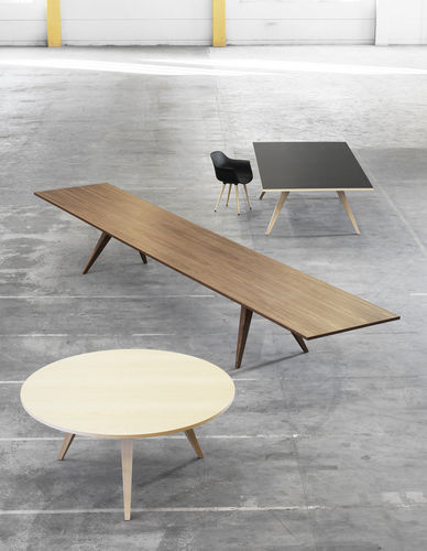 Moderner Besprechungstisch - PONTO - Lammhults Möbel AB - Holzfurnier / Linoleum / Gestell aus Massivholz